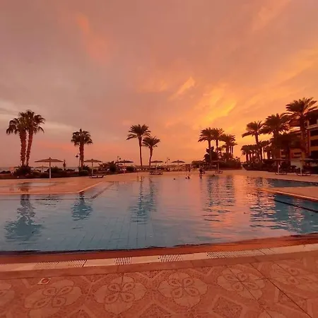 Esplanada Flat With Free Beach