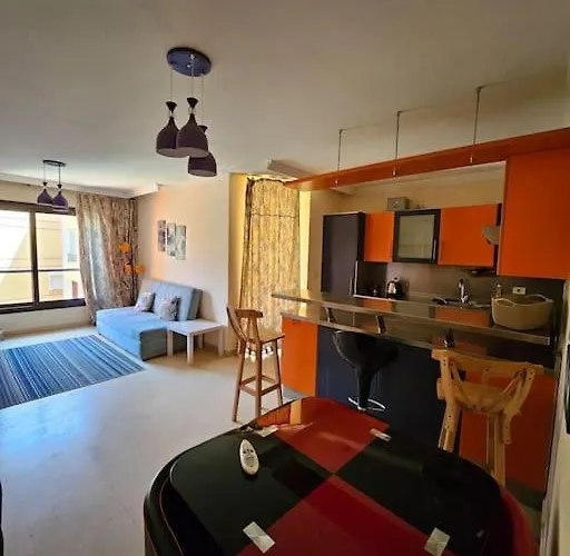 Esplanada Flat With Free Beach, No Single Men *
