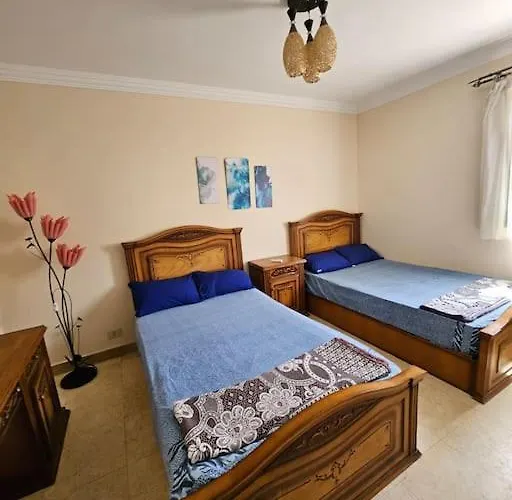 Апартаменты Esplanada Flat With Free Beach, No Single Men *