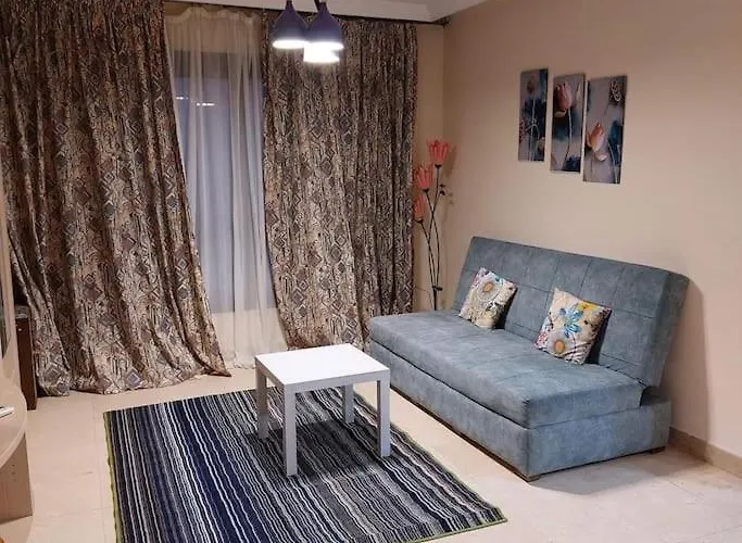 Esplanada Flat With Free Beach, No Single Men