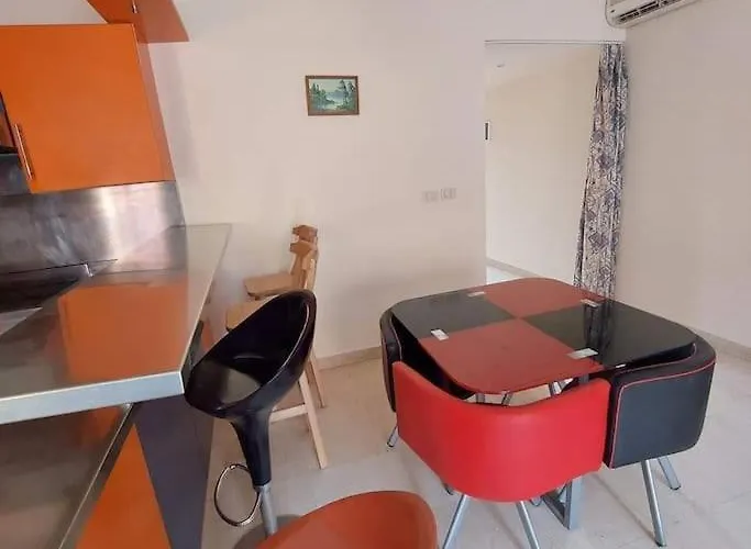 Апартаменты Esplanada Flat With Free Beach, No Single Men Хургада