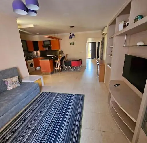 Esplanada Flat With Free Beach, No Single Men *