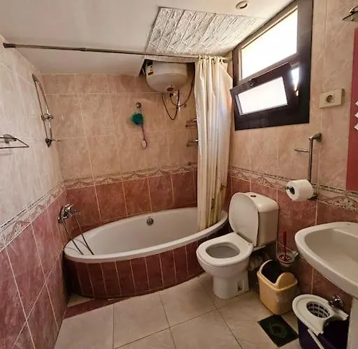 Esplanada Flat With Free Beach, No Single Men