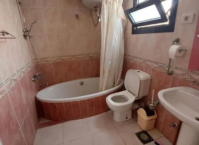 Esplanada Flat With Free Beach, No Single Men