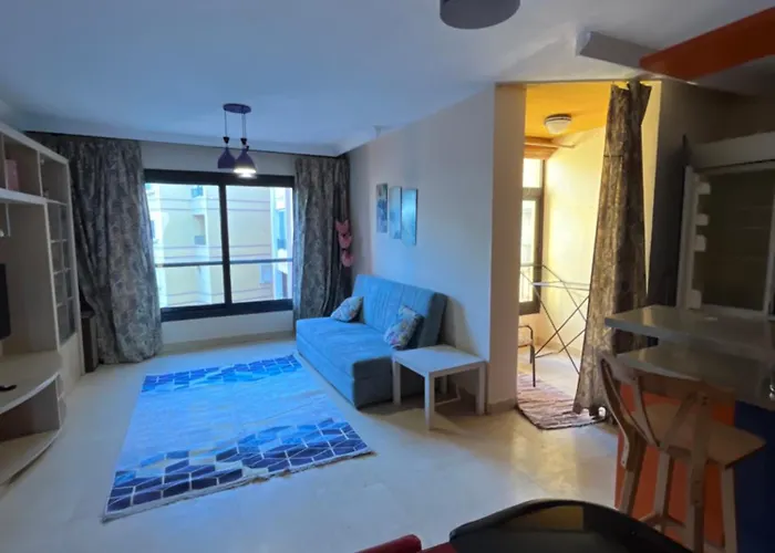 Esplanada Flat With Free Beach, No Single Men